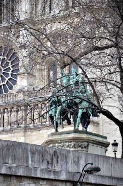 Paris, Fransa 03.24.2017: Şarlman ve Muhafızları veya Şarlman ve Şövalyeleri, Notre Dame Paris Fransa 'nın önündeki anıtsal bronz heykel.