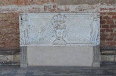 Pisa, İtalya 04.27.2018: Kamposanto Anıtı, Toskana 'nın Pisa kentindeki Mucizeler Meydanı' ndaki antik mezarlık ve anıt mezar