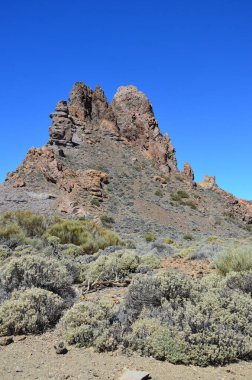 Güneşli bir günde çöldeki volkanik kaya oluşumlarının manzarası, Teide Ulusal Parkı, Tenerife