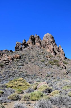 Güneşli bir günde çöldeki volkanik kaya oluşumlarının manzarası, Teide Ulusal Parkı, Tenerife