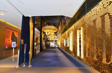 Paris, Fransa 03.22.2017: Şanzelize Bulvarı 'nda yer alan turizm merkezleri, sinema ve Lido Kabaresi