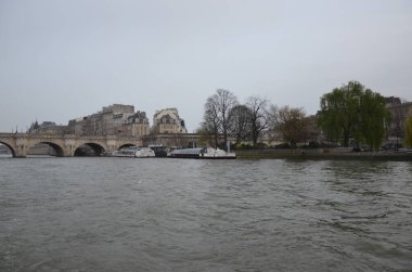 Paris, Fransa 03.24.2017: Seine Nehri kıyıları sonbaharda