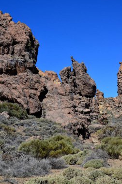 Güneşli bir günde çöldeki volkanik kaya oluşumlarının manzarası, Teide Ulusal Parkı, Tenerife