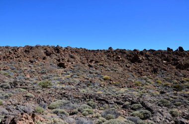 Güneşli bir günde çöldeki volkanik kaya oluşumlarının manzarası, Teide Ulusal Parkı, Tenerife