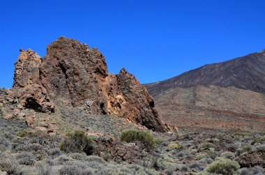 Güneşli bir günde çöldeki volkanik kaya oluşumlarının manzarası, Teide Ulusal Parkı, Tenerife