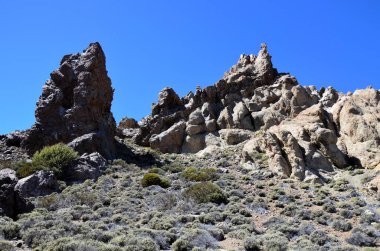 Güneşli bir günde çöldeki volkanik kaya oluşumlarının manzarası, Teide Ulusal Parkı, Tenerife