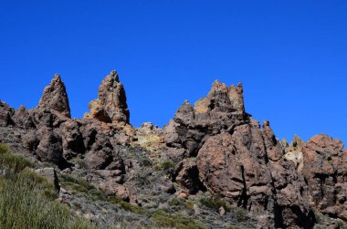 Güneşli bir günde çöldeki volkanik kaya oluşumlarının manzarası, Teide Ulusal Parkı, Tenerife
