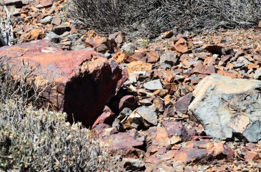 Güneşli bir günde çöldeki volkanik kaya oluşumlarının manzarası, Teide Ulusal Parkı, Tenerife