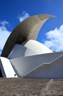 Tenerife, İspanya 03.21.2018: Santa Cruz de Tenerife 'deki Oditorio de Tenerife' nin (konser salonu) temiz tek renkli görüntüsü.