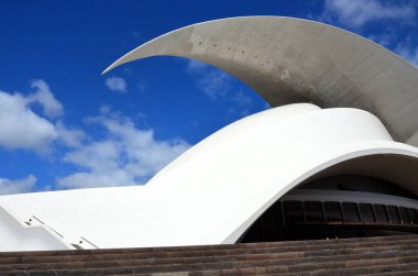 Tenerife, İspanya 03.21.2018: Santa Cruz de Tenerife 'deki Oditorio de Tenerife' nin (konser salonu) temiz tek renkli görüntüsü.