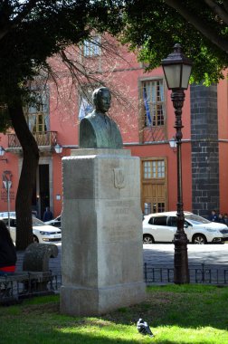 Porto de la Cruz, Tenerife 'deki botanik bahçesinde taş kafa heykeli