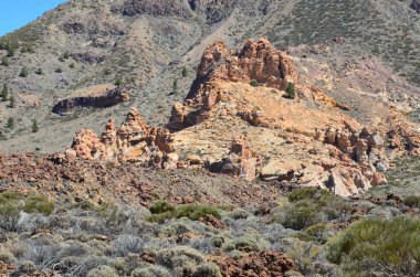 Güneşli bir günde çöldeki volkanik kaya oluşumlarının manzarası, Teide Ulusal Parkı, Tenerife