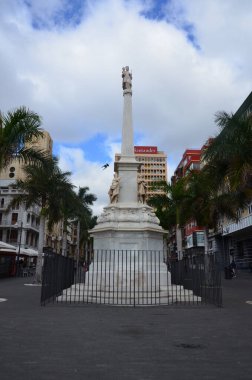 TENERIFE, CANARY Adaları 03.21.2018: Santa Cruz Plaza de Candelaria 'daki Bakire ve Olimpos binasının heykeli