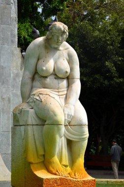 Şehir parkındaki çeşme Tenerife 'deki Santa Cruz de Tenerife' nin göbeğindeki Garca Sanabria Parkı.