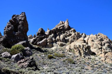 Güneşli bir günde çöldeki volkanik kaya oluşumlarının manzarası, Teide Ulusal Parkı, Tenerife