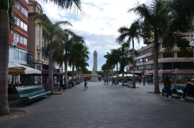 Tenerife, İspanya 03.21.2018: Santa Cruz de Tenerife 'deki Plaza Candelaria Meydanı