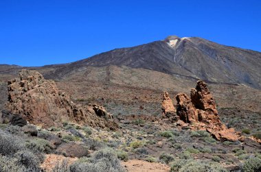 Güneşli bir günde çöldeki volkanik kaya oluşumlarının manzarası, Teide Ulusal Parkı, Tenerife
