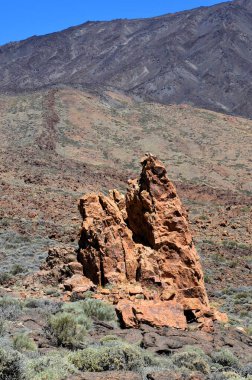 Güneşli bir günde çöldeki volkanik kaya oluşumlarının manzarası, Teide Ulusal Parkı, Tenerife