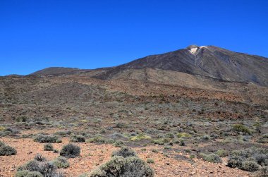 Güneşli bir günde çöldeki volkanik kaya oluşumlarının manzarası, Teide Ulusal Parkı, Tenerife