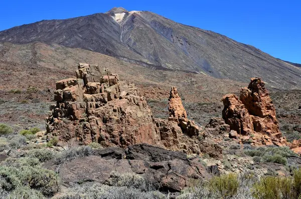 Güneşli bir günde çöldeki volkanik kaya oluşumlarının manzarası, Teide Ulusal Parkı, Tenerife