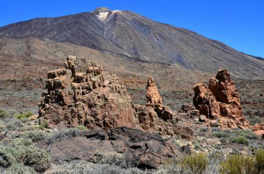 Güneşli bir günde çöldeki volkanik kaya oluşumlarının manzarası, Teide Ulusal Parkı, Tenerife