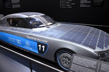 Frankfurt am Main, Almanya 09.21.2019: Bochum Uygulamalı Bilim Üniversitesi 'nden SolarCar Thyssenkrupp BLUE.CRUISER