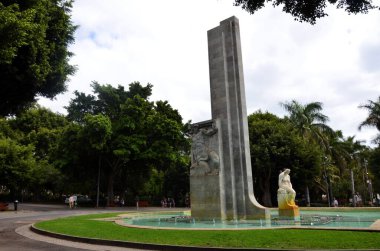 Şehir parkındaki çeşme Tenerife 'deki Santa Cruz de Tenerife' nin göbeğindeki Garca Sanabria Parkı.
