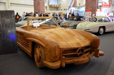 Frankfurt am Main, Almanya 09.21.2019: Eski Mercedes-Benz 190SL 'in tahta kopyası