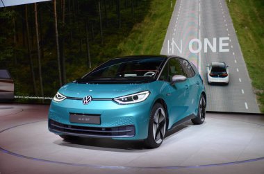 Frankfurt am Main, Almanya 09.21.2019: Frankfurt Motor Show IAA 2019 'da Volkswagen I.D.3' ün dünya prömiyeri