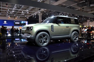 Frankfurt am Main, Almanya 09.21.2019: gümüş SUV LANDROVER 2020 DEFENDER L663, IAA Uluslararası Otomobil Fuarı Otomobil Fuarı
