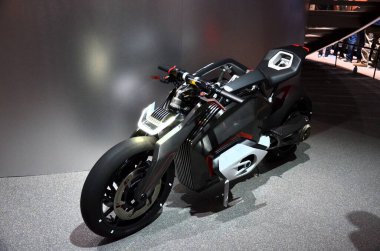 Frankfurt am Main, Almanya 09.21.2019: Frankfurt Uluslararası Motor Fuarı 'nda tam elektrikli konsept bisiklet BMW Vision DC Roadster