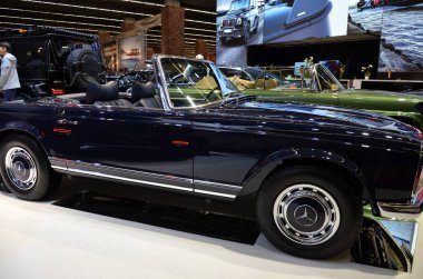 Frankfurt am Main, Almanya 09.21.2019: koyu mavi MERCEDES-BENZ W113 280SL PAGODA BRABUS cabrio 1963 1971