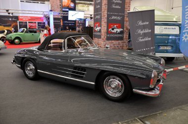 Frankfurt am Main, Almanya 09.21.2019: Mercedes-Benz 300 SL Roadster with Factory Hardtop
