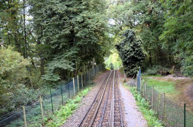 Nerobergbahn füniküler Wiesbaden, Almanya 'nın Wiesbaden kentindeki Rus Ortodoks Kilisesi ile Neroberg' e giden küçük bir tren.