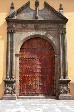 Kanarya çamı, ahşap çift kapı, La Laguna