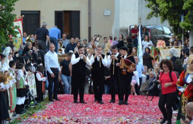 Villacidro, Sardunya 06.02.2019: Cherry 'nin geleneksel Sardunya kostümlü festivali