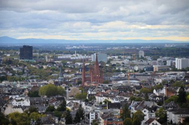 Alman şehri Wiesbaden 'e bakın.