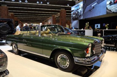Frankfurt am Main, Almanya 09.21.2019: 1969 MERCEDES-BENZ PAGODA Cabrio BRABUS KLASSIC