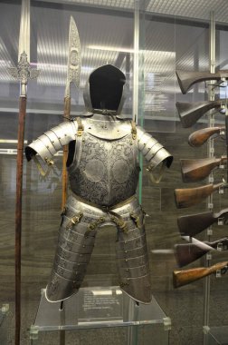 Nuremberg, Almanya 10.19.2019: Müzede birçok ortaçağ zırhı sergileniyor