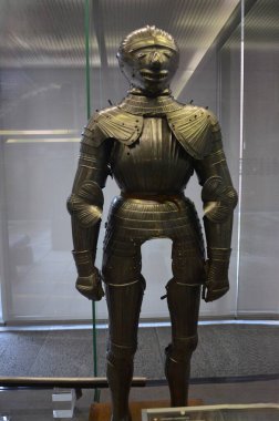 Nuremberg, Almanya 10.19.2019: Müzede birçok ortaçağ zırhı sergileniyor