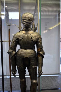 Nuremberg, Almanya 10.19.2019: Müzede birçok ortaçağ zırhı sergileniyor