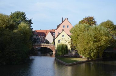 Nuremberg, Almanya 10.18.2019: Henkersteg Köprüsü 'nden Pegnitz Nehri boyundaki konut binaları