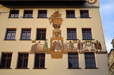 Nuremberg, Almanya 10.16.2019: Geleneksel bir binanın cephesinde tüccar ve seyir subaylarını temsil eden Fresco tablosu