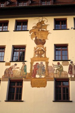 Nuremberg, Almanya 10.16.2019: Geleneksel bir binanın cephesinde tüccar ve seyir subaylarını temsil eden Fresco tablosu