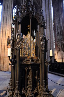 Nuremberg, Almanya 10.16.2019: Aziz Sebaldus Tapınağı, Yaşlı Peter Vischer ve oğullarının bir çalışması, St. Sebaldus Kilisesi 'nde