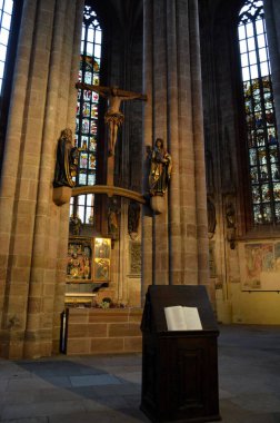 Nuremberg, Almanya 10.16.2019 Veit Sto (Veit Stoss) tarafından ünlü haç, Wickel haçı, 1520, Bakire ve Aziz John ile, 1506 / 8..