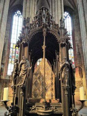 Nuremberg, Almanya 10.16.2019: Aziz Sebaldus Tapınağı, Yaşlı Peter Vischer ve oğullarının bir çalışması, St. Sebaldus Kilisesi 'nde