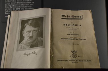 Nuremberg, Almanya 10.18.2019: Mein Kampf 'ın orijinal baskısı - Adolf Hitler' in ünlü kitabı, Nuremberg 'deki Belgelendirme Merkezi Nazi Partisi Toprakları' nda sergileniyor.