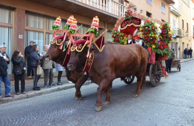 Sant 'Antioco, Sardinya 05.06.2019: Saint Antioco, Sardinya - 04.16.2018: Sant' Antioco dini geçit töreni