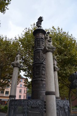 Mainz, Almanya 10.05.2024: İnsanlar Mainz 'deki Mainz Katedrali yakınlarında bulunan Nagelsaule Anıtı' nın yürüyen ve keyfini çıkaran insanlar